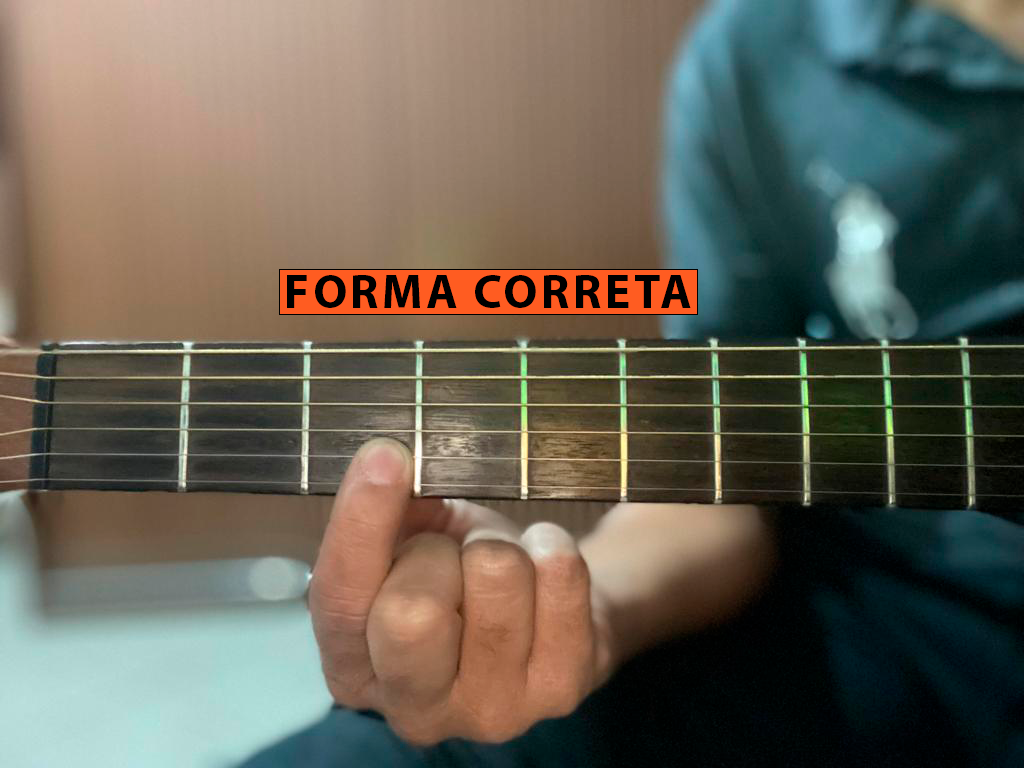 formas incorretas de tocar violão